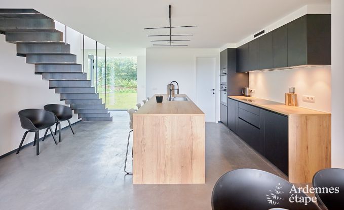Ruime luxe villa in Bertrix voor 16 personen met verwarmd buitenzwembad en privterras aan het water