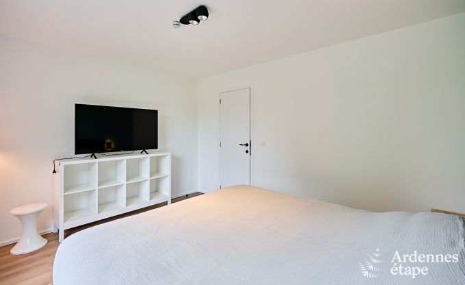 Ruime luxe villa in Bertrix voor 16 personen met verwarmd buitenzwembad en privterras aan het water