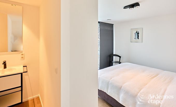 Ruime luxe villa in Bertrix voor 16 personen met verwarmd buitenzwembad en privterras aan het water