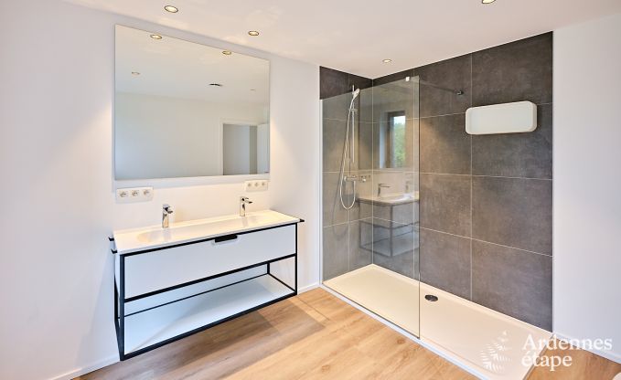 Ruime luxe villa in Bertrix voor 16 personen met verwarmd buitenzwembad en privterras aan het water