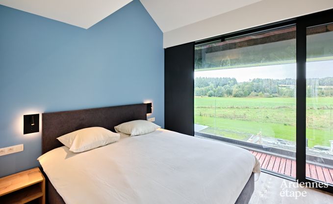 Ruime luxe villa in Bertrix voor 16 personen met verwarmd buitenzwembad en privterras aan het water