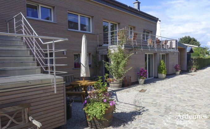 Ruim vakantieappartement voor 12 personen met 5 slaapkamers en gedeelde priv�tuin en wellness in Butgenbach