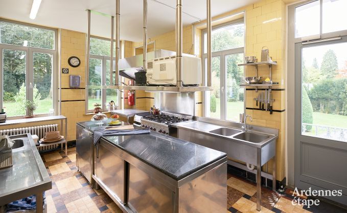 Ruime loft in Chimay voor 14 personen met 6 slaap- en badkamers, jacuzzi en privtuin