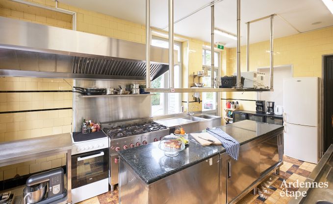 Ruime loft in Chimay voor 14 personen met 6 slaap- en badkamers, jacuzzi en privtuin