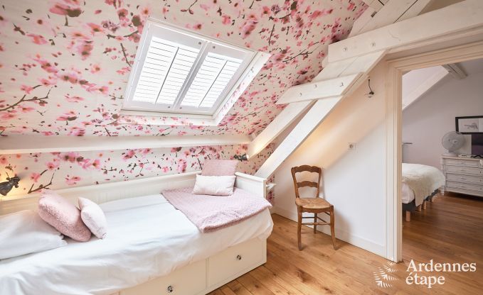 Ruime loft in Chimay voor 14 personen met 6 slaap- en badkamers, jacuzzi en privtuin
