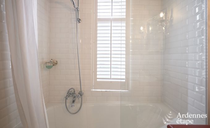 Ruime loft in Chimay voor 14 personen met 6 slaap- en badkamers, jacuzzi en privtuin