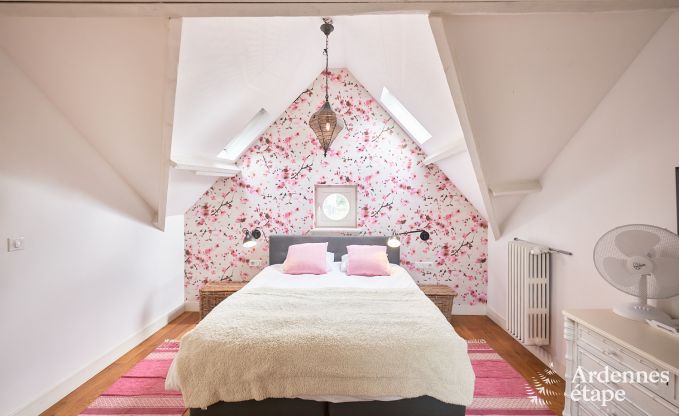 Ruime loft in Chimay voor 14 personen met 6 slaap- en badkamers, jacuzzi en privtuin