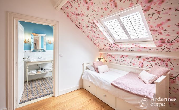 Ruime loft in Chimay voor 14 personen met 6 slaap- en badkamers, jacuzzi en privtuin