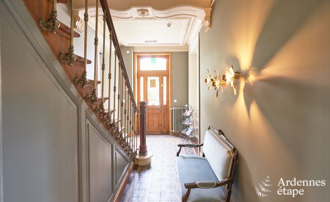 Ruime loft in Chimay voor 14 personen met 6 slaap- en badkamers, jacuzzi en privtuin