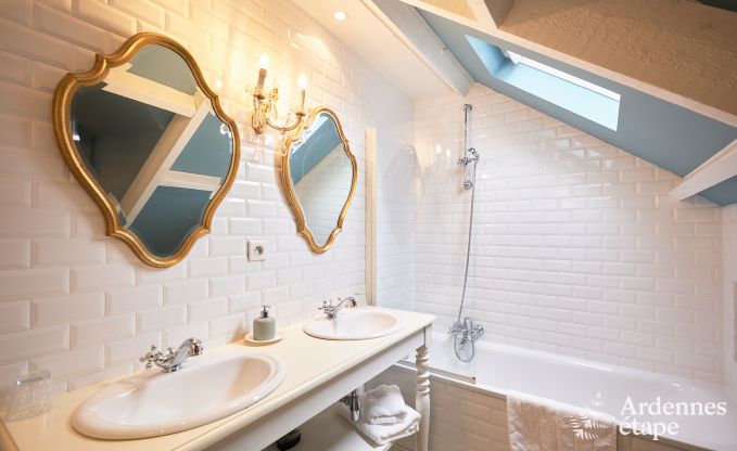 Ruime loft in Chimay voor 14 personen met 6 slaap- en badkamers, jacuzzi en privtuin