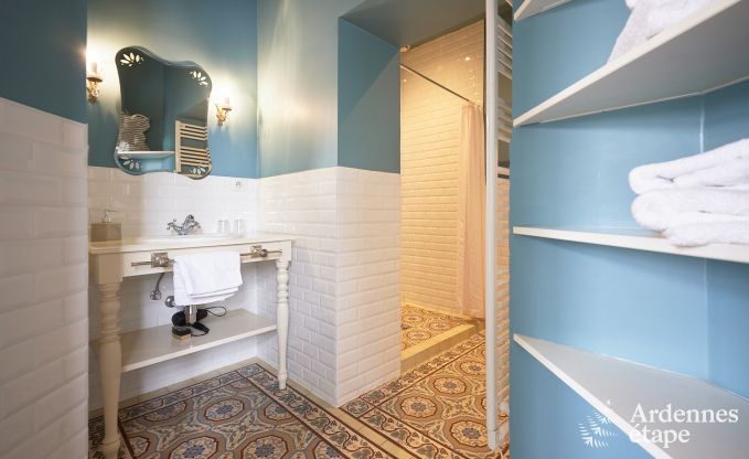 Ruime loft in Chimay voor 14 personen met 6 slaap- en badkamers, jacuzzi en privtuin