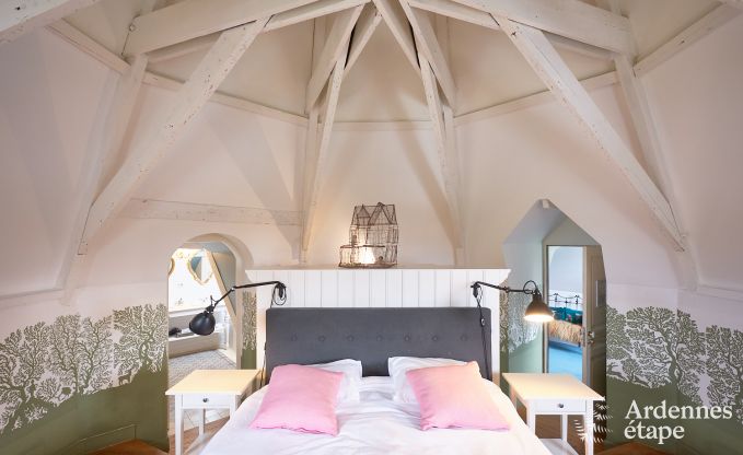 Ruime loft in Chimay voor 14 personen met 6 slaap- en badkamers, jacuzzi en privtuin