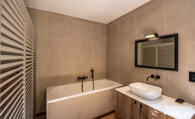 Karaktervol vakantiehuis met hot tub in Comblain voor 8