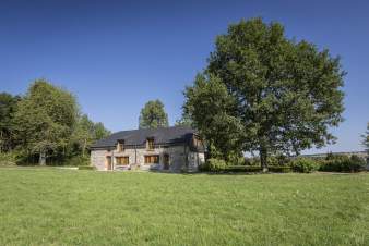In groene omgeving gelegen cottage voor 15 pers. met sauna en openhaard nabij Couvin