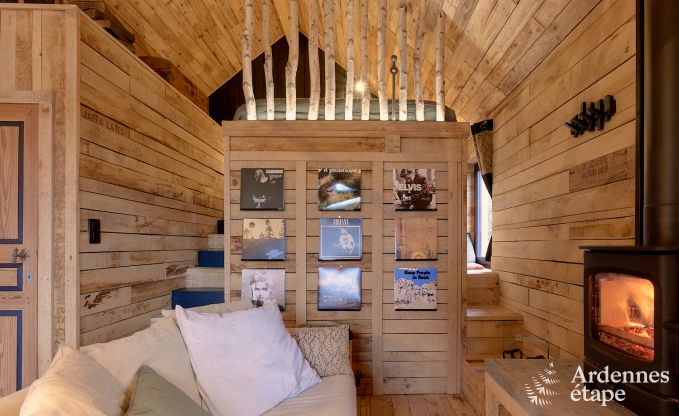 Romantische chalet Doische: handgemaakt, houtkachel, privtuin, geschikt voor 2 personen