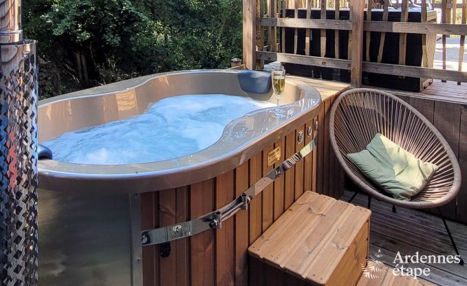 Romantische chalet Doische: handgemaakt, houtkachel, privtuin, geschikt voor 2 personen