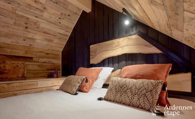 Romantische chalet Doische: handgemaakt, houtkachel, privtuin, geschikt voor 2 personen