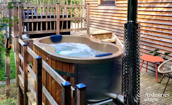 Romantische chalet Doische: handgemaakt, houtkachel, privtuin, geschikt voor 2 personen