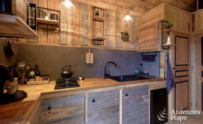 Romantische chalet Doische: handgemaakt, houtkachel, privtuin, geschikt voor 2 personen