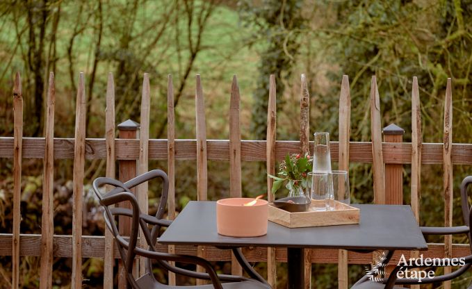 Romantische chalet Doische: handgemaakt, houtkachel, privtuin, geschikt voor 2 personen