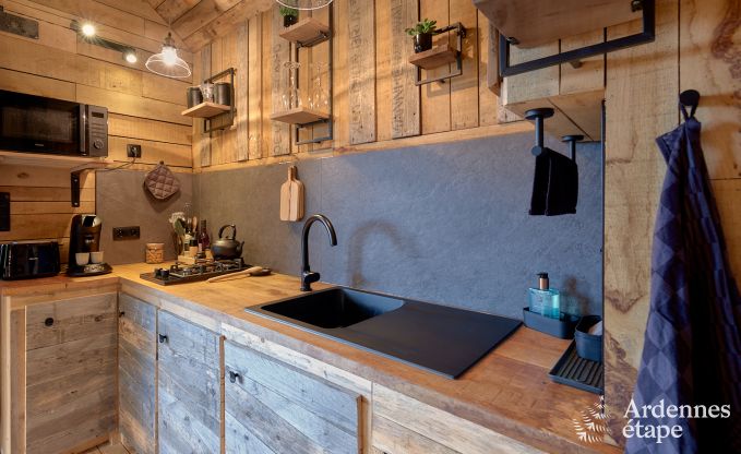 Romantische chalet Doische: handgemaakt, houtkachel, privtuin, geschikt voor 2 personen