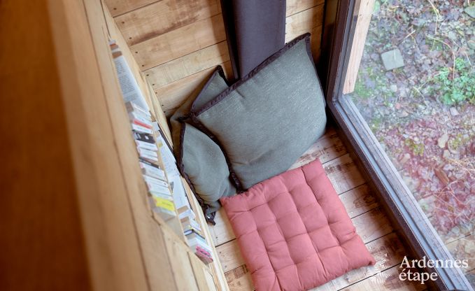 Romantische chalet Doische: handgemaakt, houtkachel, privtuin, geschikt voor 2 personen