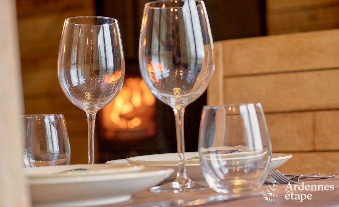 Romantische chalet Doische: handgemaakt, houtkachel, privtuin, geschikt voor 2 personen