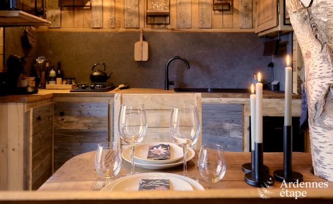 Romantische chalet Doische: handgemaakt, houtkachel, privtuin, geschikt voor 2 personen