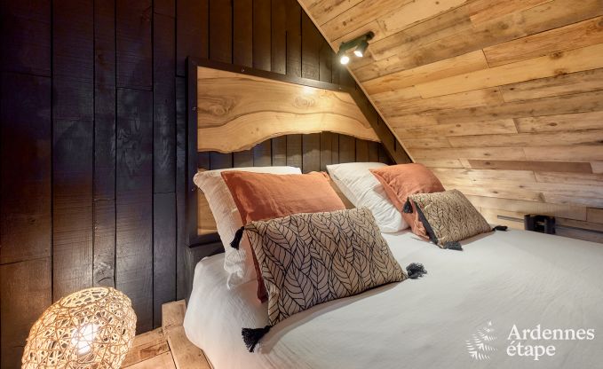 Romantische chalet Doische: handgemaakt, houtkachel, privtuin, geschikt voor 2 personen