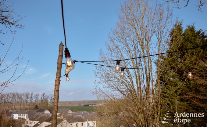 Romantische chalet Doische: handgemaakt, houtkachel, privtuin, geschikt voor 2 personen