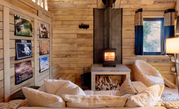 Romantische chalet Doische: handgemaakt, houtkachel, privtuin, geschikt voor 2 personen
