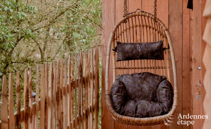 Romantische chalet Doische: handgemaakt, houtkachel, privtuin, geschikt voor 2 personen