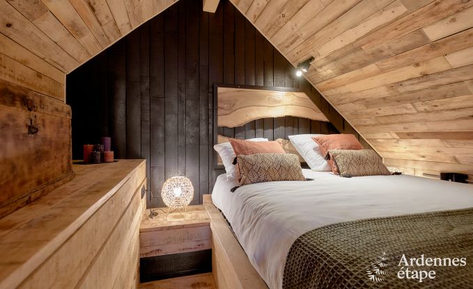 Romantische chalet Doische: handgemaakt, houtkachel, privtuin, geschikt voor 2 personen