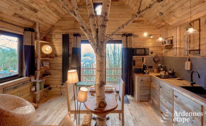 Romantische chalet Doische: handgemaakt, houtkachel, privtuin, geschikt voor 2 personen