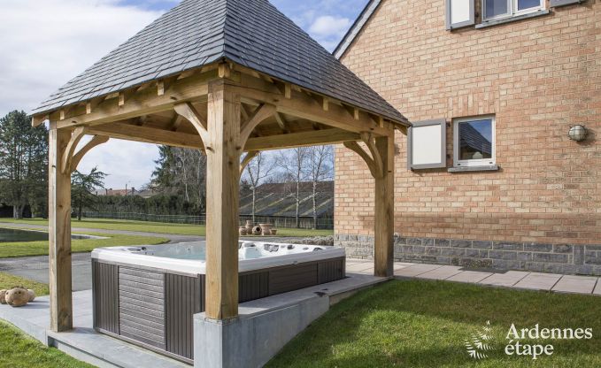 Luxe villa voor 8 personen in Doische: infraroodcabine, jacuzzi, cassettehaard, vijver en priv�tuin