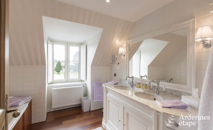 Luxe villa voor 8 personen in Doische: infraroodcabine, jacuzzi, cassettehaard, vijver en priv�tuin