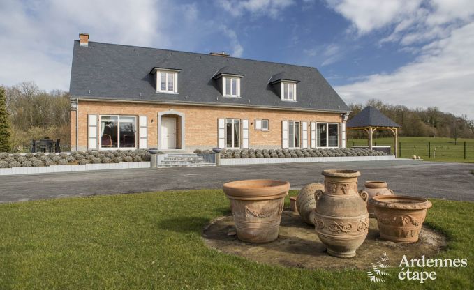 Luxe villa voor 8 personen in Doische: infraroodcabine, jacuzzi, cassettehaard, vijver en priv�tuin