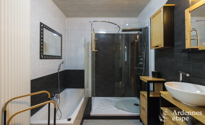 Ruim vakantiehuis bij Durbuy voor 9 personen met overdekte jacuzzi, omheinde tuin en speelruimte