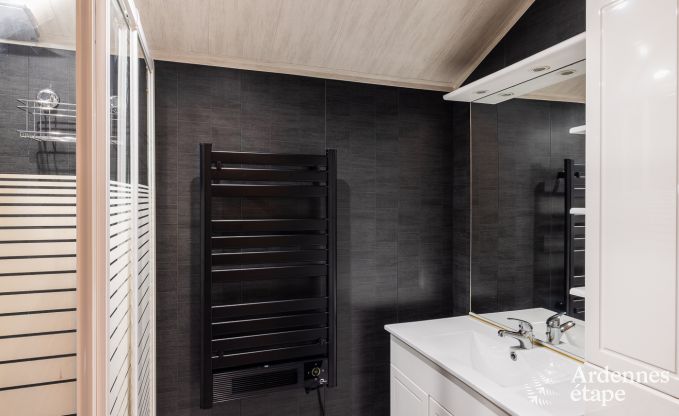 Ruim vakantiehuis bij Durbuy voor 9 personen met overdekte jacuzzi, omheinde tuin en speelruimte