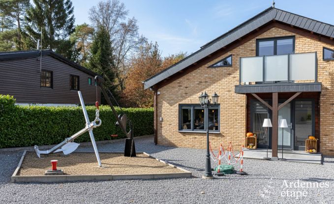 Ruim vakantiehuis bij Durbuy voor 9 personen met overdekte jacuzzi, omheinde tuin en speelruimte