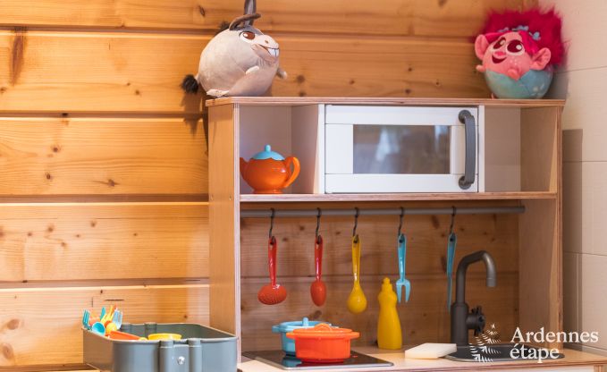 Ruim vakantiehuis bij Durbuy voor 9 personen met overdekte jacuzzi, omheinde tuin en speelruimte