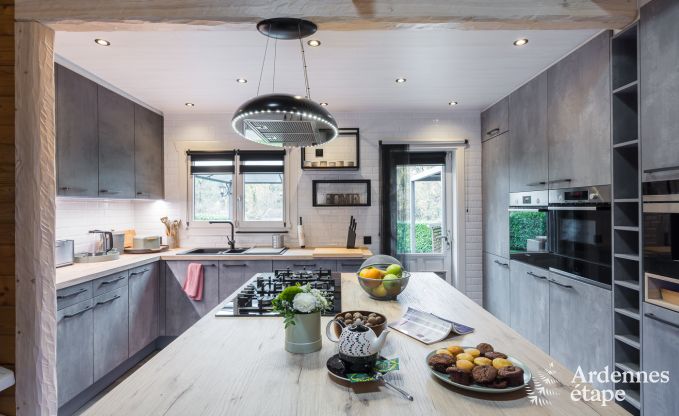 Ruim vakantiehuis bij Durbuy voor 9 personen met overdekte jacuzzi, omheinde tuin en speelruimte