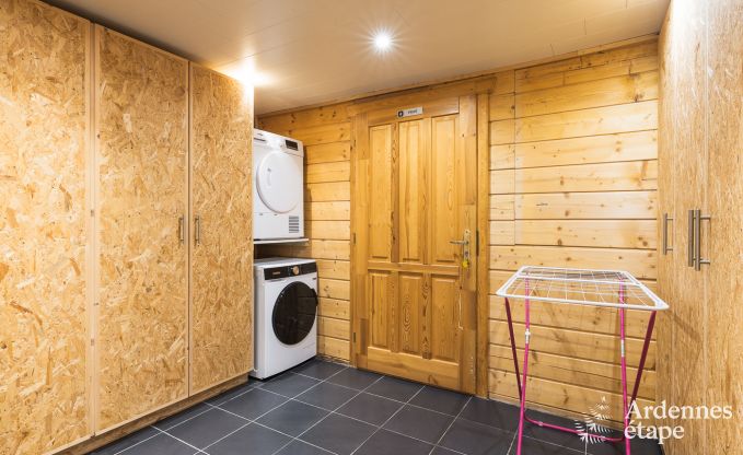 Ruim vakantiehuis bij Durbuy voor 9 personen met overdekte jacuzzi, omheinde tuin en speelruimte