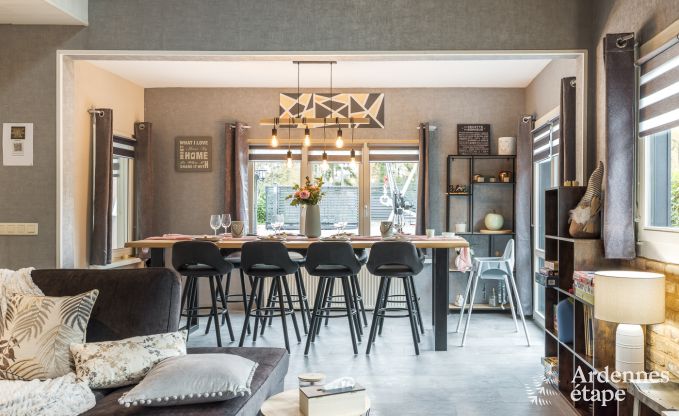 Ruim vakantiehuis bij Durbuy voor 9 personen met overdekte jacuzzi, omheinde tuin en speelruimte