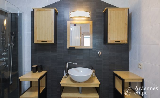 Ruim vakantiehuis bij Durbuy voor 9 personen met overdekte jacuzzi, omheinde tuin en speelruimte