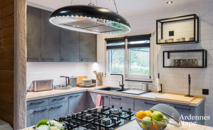 Ruim vakantiehuis bij Durbuy voor 9 personen met overdekte jacuzzi, omheinde tuin en speelruimte