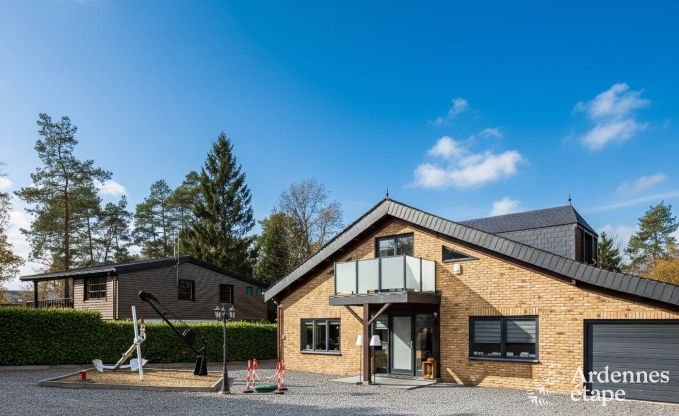 Ruim vakantiehuis bij Durbuy voor 9 personen met overdekte jacuzzi, omheinde tuin en speelruimte