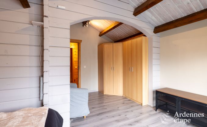 Ruim vakantiehuis bij Durbuy voor 9 personen met overdekte jacuzzi, omheinde tuin en speelruimte