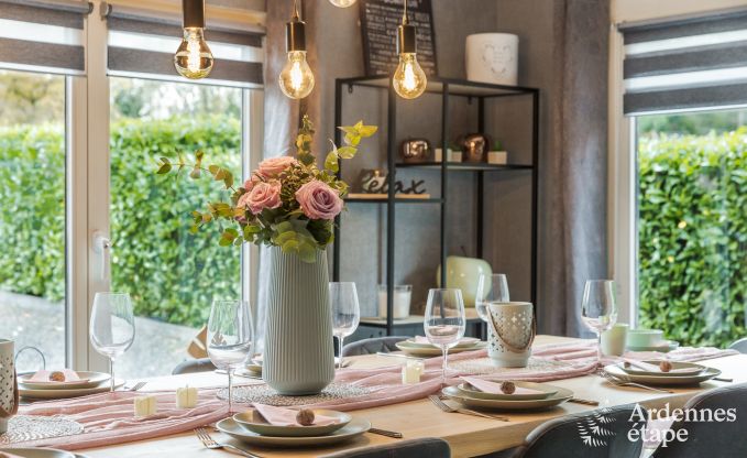 Ruim vakantiehuis bij Durbuy voor 9 personen met overdekte jacuzzi, omheinde tuin en speelruimte