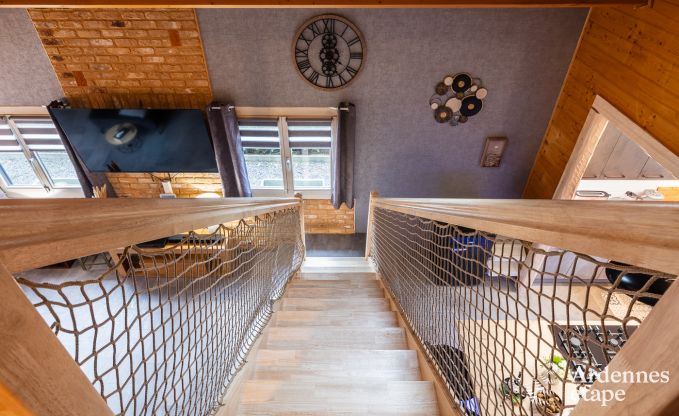 Ruim vakantiehuis bij Durbuy voor 9 personen met overdekte jacuzzi, omheinde tuin en speelruimte